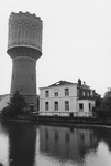 502498 Gezicht op de watertoren aan de Vaartsche Rijn te Utrecht, met rechts het pand Heuveloord 27.